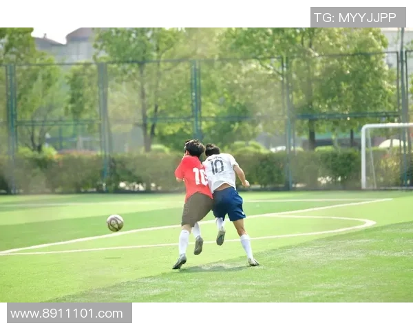 足球明星脚踩足球的精彩瞬间展现球场魅力与运动激情